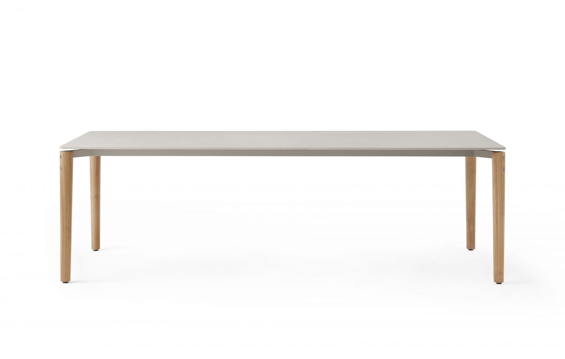 Vipp Open-Air Outdoor Tisch mit grauer Tischplatte und hellen Holzbeinen, freigestellt auf Weiß.